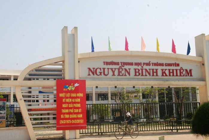 Sở GD-ĐT tỉnh Quảng Nam khẳng định việc ém tiền thưởng của HS trường Trường THPT chuyên Nguyễn Bỉnh Khiêm thuộc trách nhiệm của hiệu trưởng trường