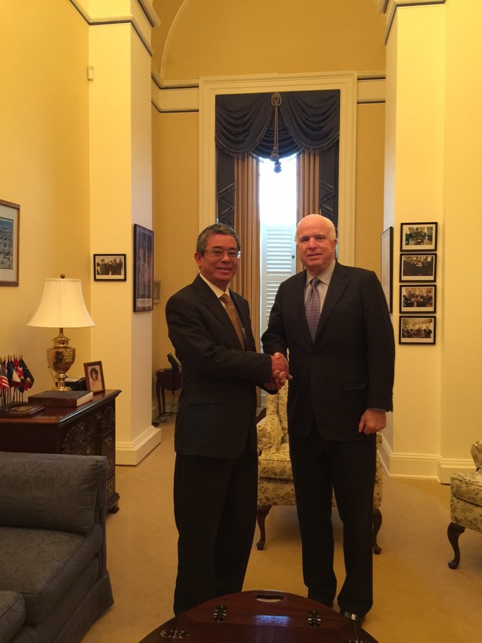 Đại sứ Việt Nam tại Mỹ Phạm Quang Vinh gặp Thượng nghị sĩ John McCain