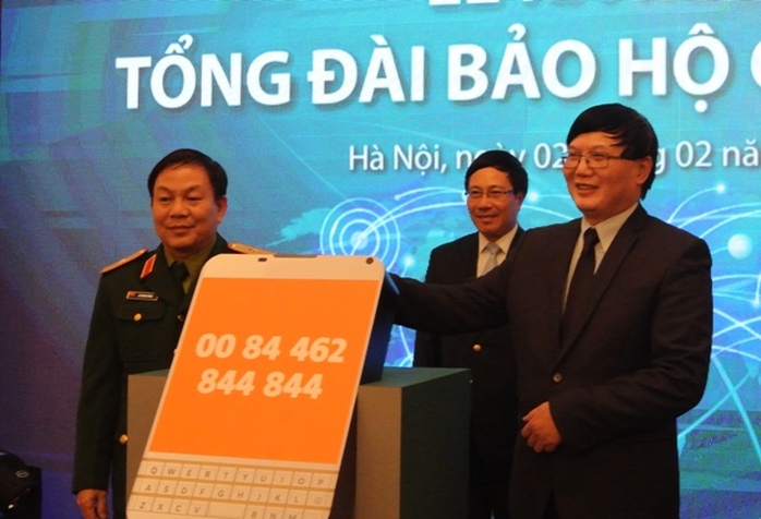 Phó Thủ tướng Phạm Bình Minh chứng kiến Cục trưởng Cục Lãnh sự (Bộ Ngoại giao) và lãnh đạo Viettel kết nối đường dây đưa tổng đài vào hoạt động
