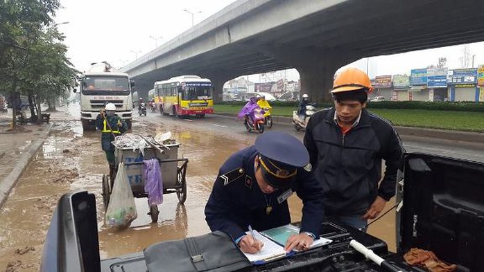 Đội thanh tra giao thông huyện Thanh Trì tiến hành xử phạt xe bê tông gây ra tình trạng đường Nguyễn Xiển luôn ngập trong bùn đất