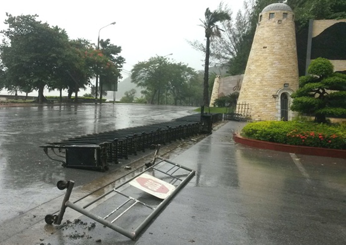 Mưa gió làm đổ rào chắn công sở ở quận Đồ Sơn (Hải Phòng)