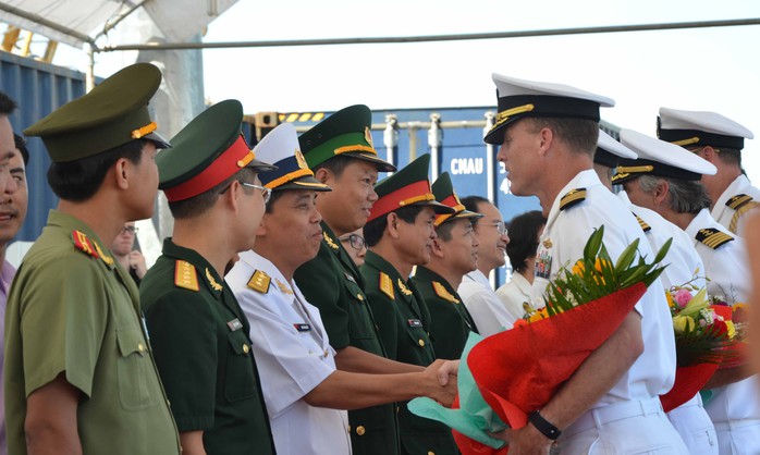 Hải quân Mỹ và Việt Nam chào xã giao tại lễ đón tàu bệnh viện USNS Mercy sáng 17-8
