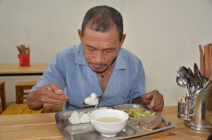 Ông Nguyễn Minh Châu thường đến ăn cơm 2000 đồng vì mỗi buổi chạy xe ông chỉ kiếm được 20.000 đồng để tự nuôi thân