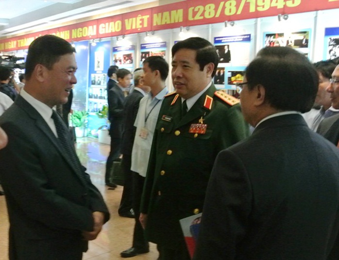 Đại tướng Phùng Quang Thanh trò chuyện vui vẻ cùng các khách mời sau khi thăm gian trưng bày