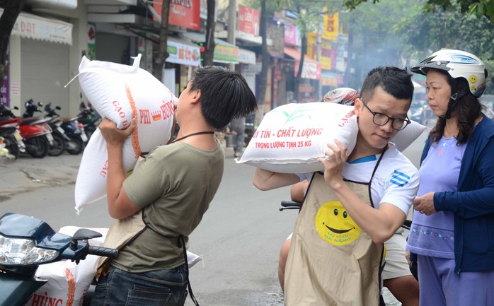 Chủ quán chỉ nhận tấm lòng hảo tâm bằng hiện vật như gạo, thức ăn, ...