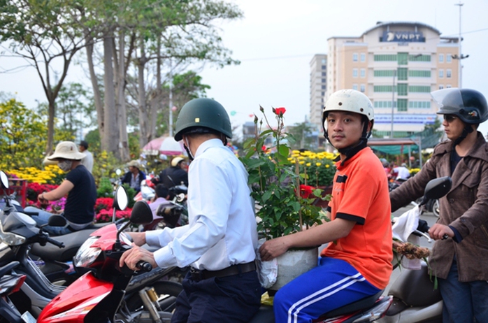 Chở hoa về nhà