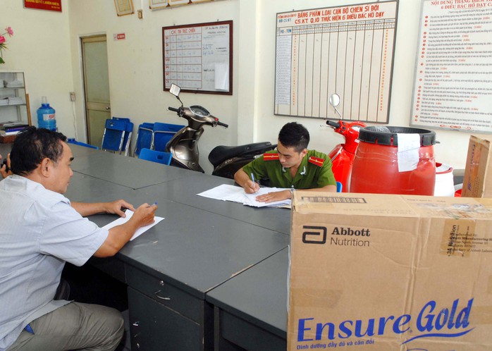 : Ông Sơn khai mua các loại sữa rẻ tiền, trôi nổi trên thị trường sau đó mua các lon sữa của các nhãn hiệu sữa nổi tiếng dành cho bà bầu và trẻ em ở các vựa phế liệu đem về nhà đóng gói bán cho các đại lý để kiếm tiền lời.