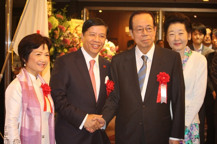 Đại sứ Nguyễn Quốc Cường và Phu nhân (trái) cùng Cựu Thủ tướng Fukuda Yasuo và Phu nhân