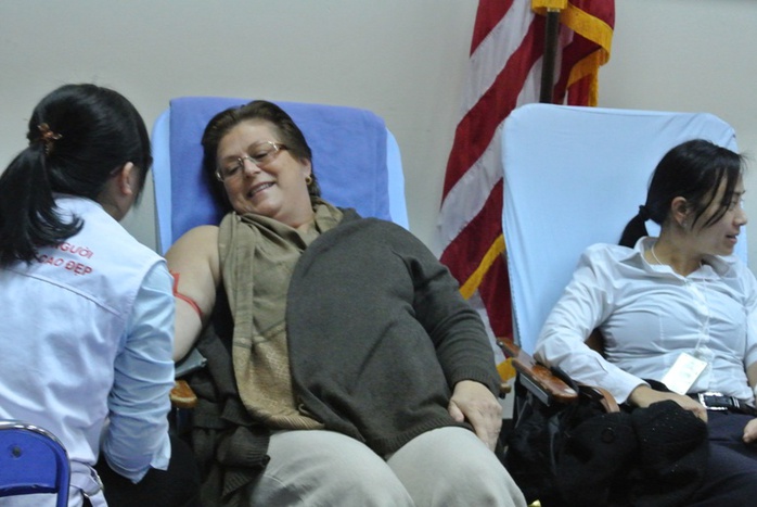 Bà Claire Pierangelo, Phó Đại sứ Mỹ, với nụ cười thân thiện quen thuộc tham gia hiến máu