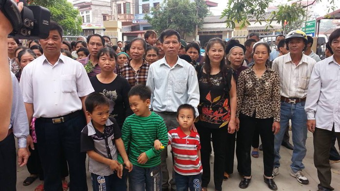 Gia đình ông Nguyễn Thanh Chấn cùng người thân giữa người dân