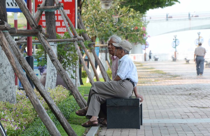 Nhiều người ở TP Đà nẵng phải tìm boóng cây ngồi cho mát Ảnh: Bích Vân