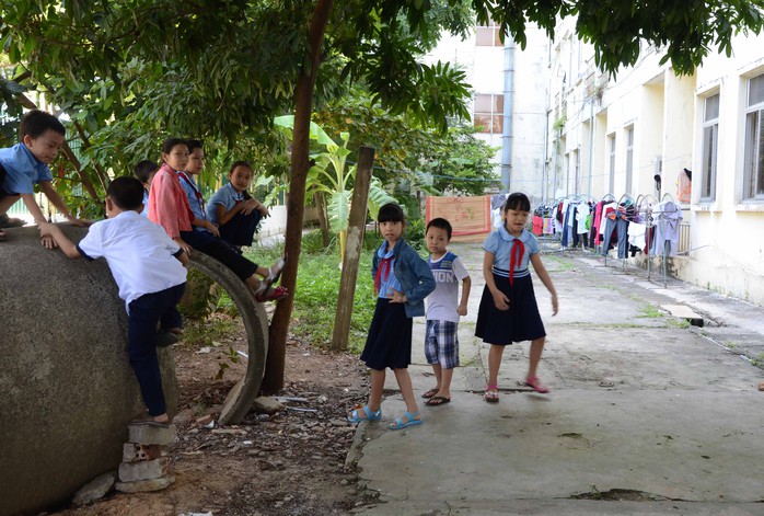 Trong khuôn viên trường tạm là khu nhà ở dành cho công nhân nam