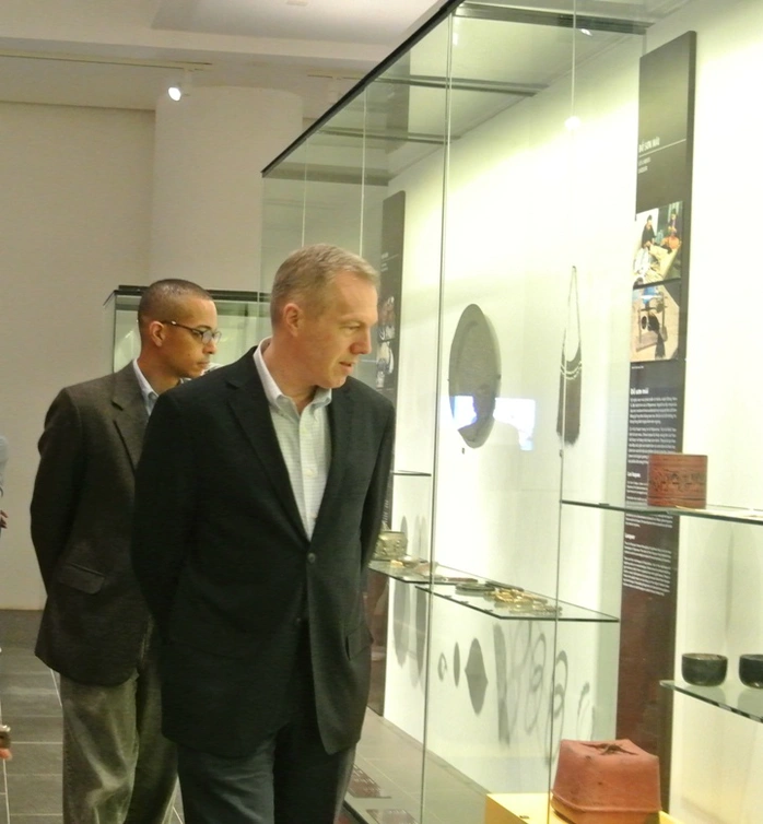 Đại sứ Mỹ Ted Osius cùng bạn đời, ông Clayton Bond, tham quan Bảo tàng Dân tộc học Việt Nam