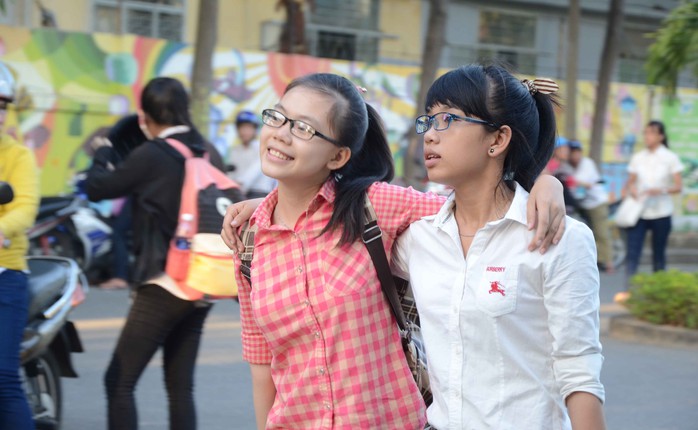 Hai thí sinh từ tỉnh Quảng Nam ra TP Đà Nẵng dự thi đã lo lắng suốt đêm qua nhưng vẫn tươi vui khoác tay nhau cùng vào trường thi