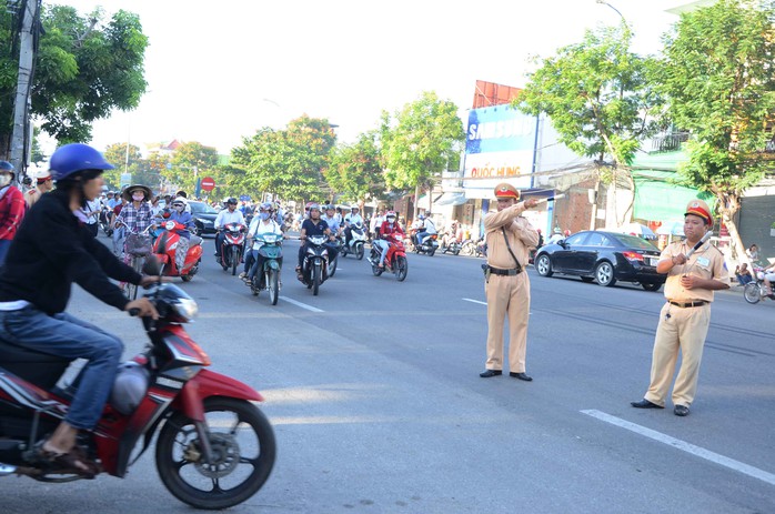 CSGT làm nhiệm vụ phân luồng xe trên đường Tôn Đức Thắng, trước cổng Trường ĐH Bách khoa để tránh kẹt xe trước giờ diễn ra kỳ thi THPT quốc gia