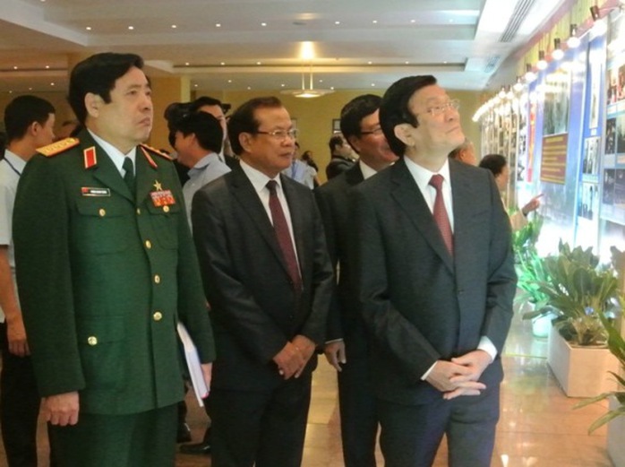 Bí thư Thành uỷ Hà Nội Phạm Quang Nghị (giữa) đi cùng đoàn