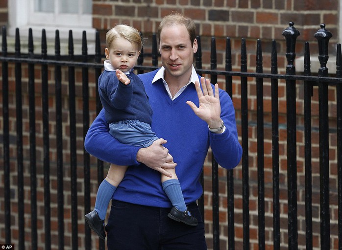 Hoàng tử bé George vào thăm em gái. Ảnh: AP