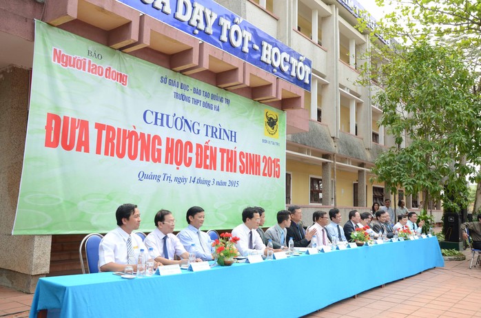 Ban tư vấn chương trình Đưa trường học đến thí sinh 2015 tại Quảng Trị