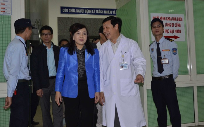 Bộ trưởng Nguyễn Thị Kim Tiến đến Khoa Ung bướu, Bệnh viện Đà Nẵng để thăm ông Nguyễn Bá Thanh trong chiều 13-1