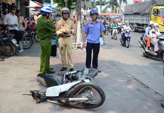 Xe máy nạn nhân bị biến dạng sau khi bị xe tải cuốn vào gầm