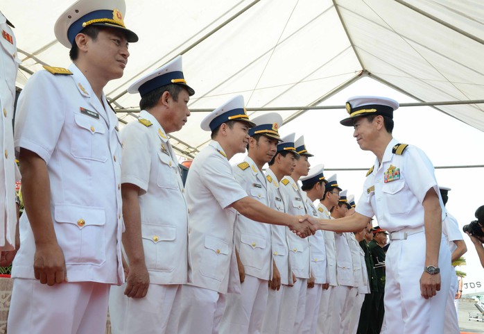Lực lượng tự vệ bờ biển Nhật chào xã giao Hải quân Việt Nam tại lễ đón