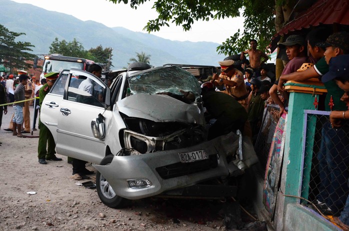 Xe Innova bị hư hỏng hoàn toàn sau vụ tai nạn thảm khốc tại Quảng Nam
