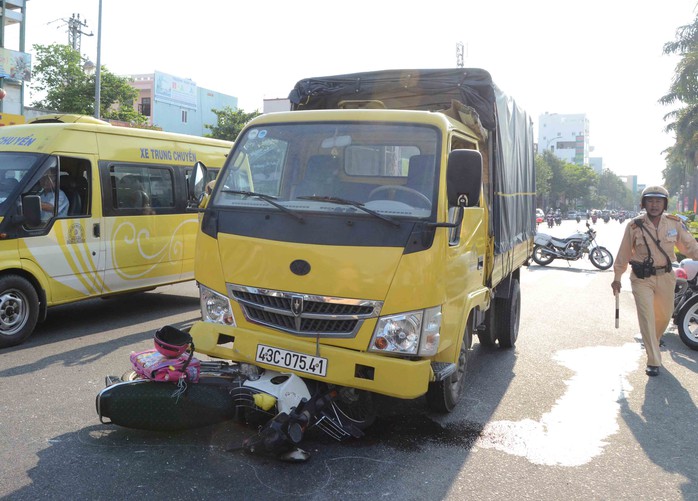 Hiện trường vụ tai nạn hy hữu sáng ngày 5-5 trên đường Điện Biên Phủ, Đà Nẵng