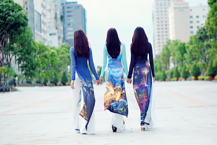 Mẫu thiết kế bộ sưu tập “Thành phố tôi yêu”, trình diễn trong chương trình giao lưu văn hóa Việt - Hàn tại Seoul - Hàn Quốc, diễn ra từ ngày 25 đến 30-5 Ảnh: Jet Huynh