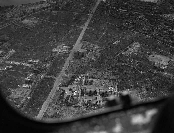 Hình ảnh chụp từ cửa kính máy bay cho thấy thành phố Hiroshima bị san bằng sau vụ ném bom ngày 6-8-1945. Ảnh tư liệu: AP