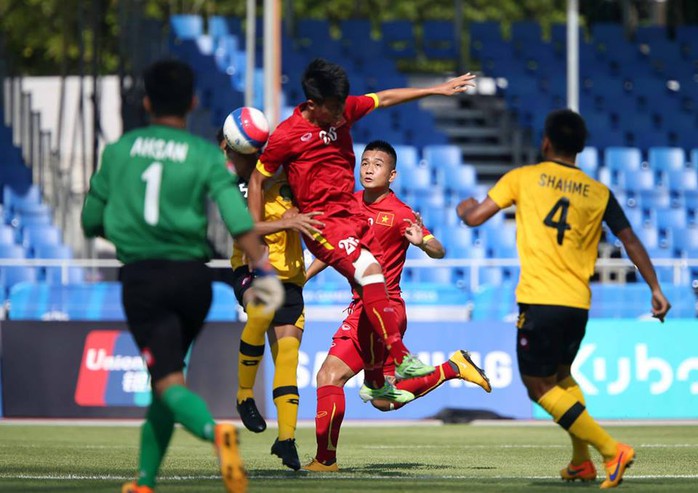 Một pha uy hiếp khung thành thủ môn U23 Brunei của Việt Nam