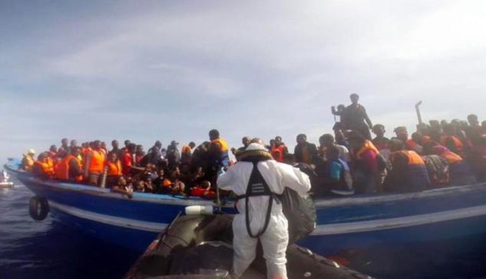 Lực lượng cứu hộ tiếp cận tàu chở người tị nạn. Ảnh: Guardia Costiera