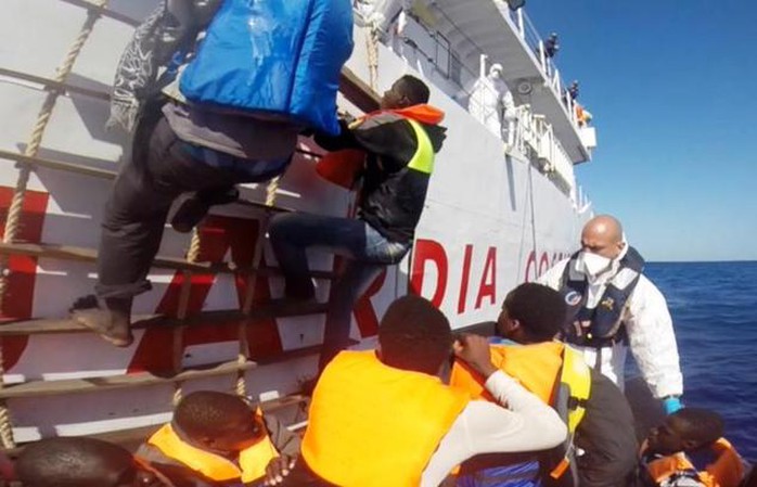 Những người tị nạn được đưa lên tàu cứu hộ. Ảnh: Guardia Costiera