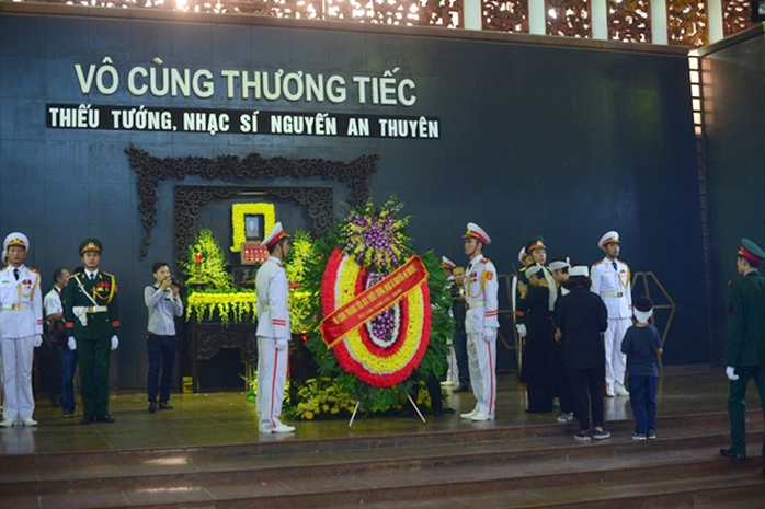 Tang lễ nhạc sĩ An Thuyên được tổ chức theo nghi thức quân đội