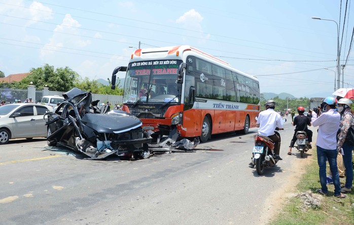 Vụ tai nạn nghiêm trọng khiến hàng trăm người dân địa phương kéo đến xem. 