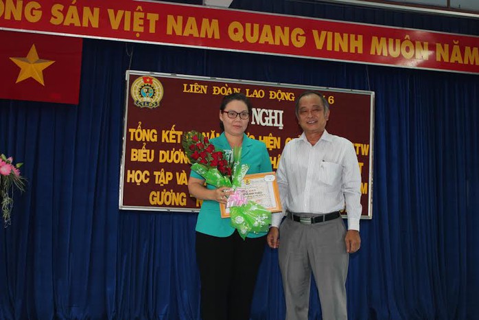 Ông Vương Phước Thiện, Trưởng Ban Tuyên giáo LĐlĐ TP HCM, tặng hoa cho gương điển hình học tập Bác