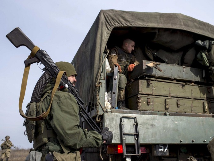Quân chính phủ Ukraine cho biết đã bắt được 2 binh sĩ Nga. Ảnh: Reuters