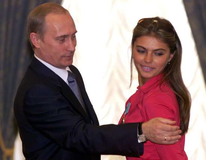 Ảnh chụp ông Putin và Alina Kabayeva trước đây đang xuất hiện khắp các trang Twitter Nga xung quanh những lời đồn