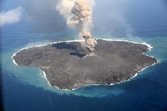 Hòn đảo Nishinoshima. Ảnh: Cảnh sát biển Nhật Bản