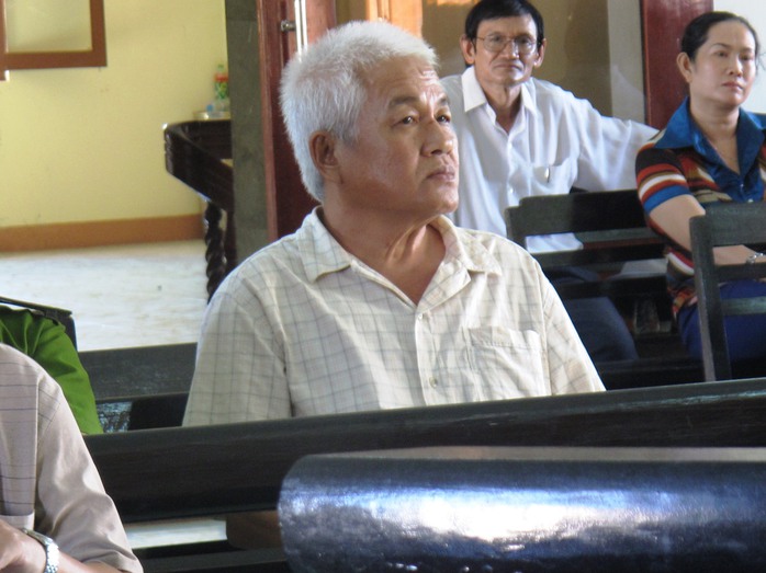 Bị cáo Nguyễn Minh, nguyên chủ tịch kiêm giám đốc Cảng Vũng Rô ngồi dưới nghe thuộc cấp kể tội mình