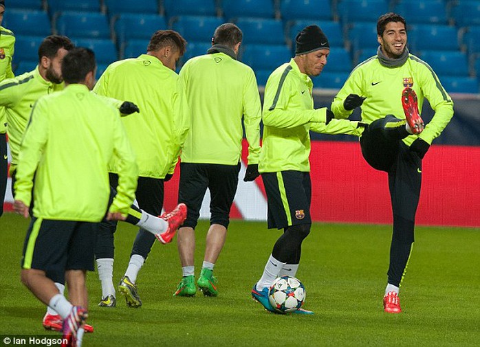 Suarez cười tươi rói trong ngày trở lại nước Anh