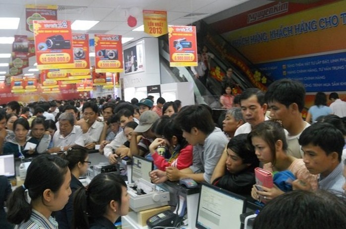 Chuỗi kinh doanh điện máy Nguyễn Kim đã có sự tham gia vốn góp của Power Buy - Quan cảnh mua sắm đông đúc tại một trung tâm Nguyễn Kim - Ảnh: Nguyễn Kim.