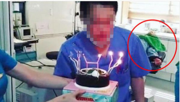 Bác sĩ thổi nến mừng sinh nhật khi bệnh nhân còn bất tỉnh