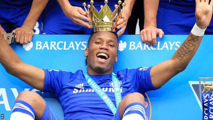 Drogba trong một lần đăng quang Premier League cùng Chelsea