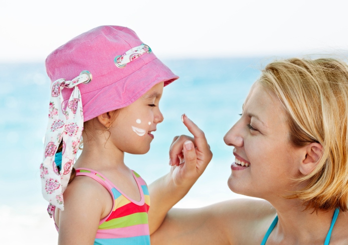 Phụ huynh cần cẩn trọng khi dùng kem chống nắng cho trẻ