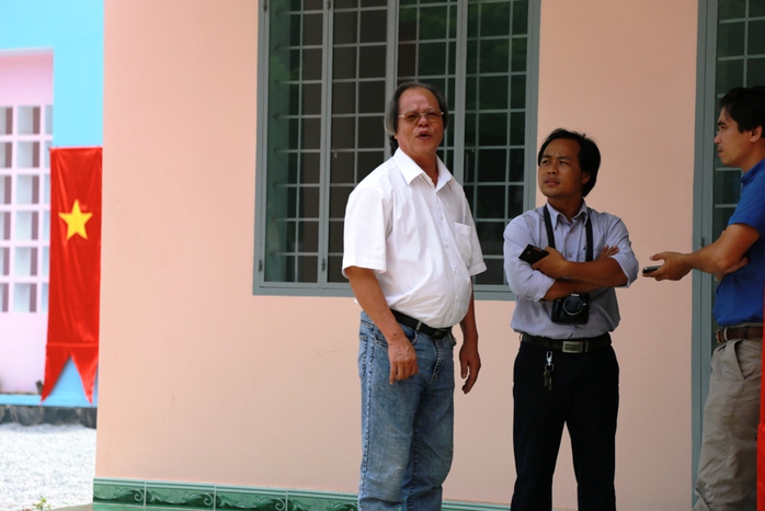 Bác sĩ Vũ Đình Hòe (bìa trái) phân trần với phóng viên về vụ việc. Ảnh: Như Phú
