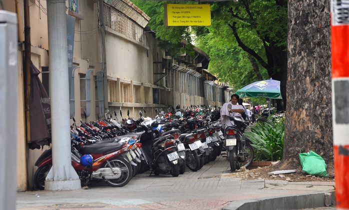 Bãi giữ xe của bệnh viện Nhi Đồng 2 được xếp thành 2 hàng, chiếm gọn phần đường dành cho người đi bộ trên đường Lý Tự Trọng (phường Bến Nghé, quận 1)