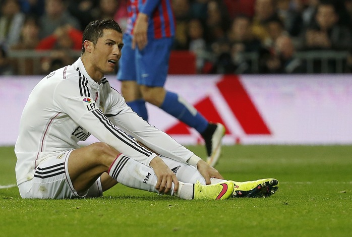 Ronaldo bực bội nhìn Bale ghi bàn mà không ăn mừng