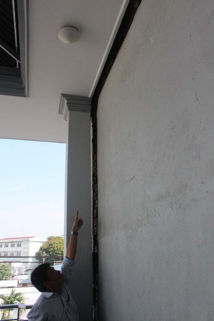 Mặc d&ugrave; đ&atilde; g&otilde; cửa khắp nơi nhưng những hư hỏng của nh&agrave; &ocirc;ng Cường vẫn chưa được khắc phục kịp thời