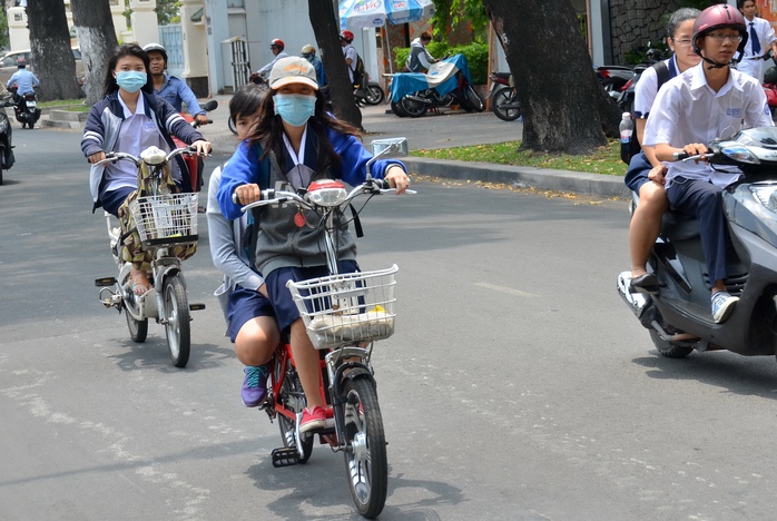 Đi xe đạp điện không đội mũ bảo hiểm sẽ bị xử phạtẢnh: Tấn Thạnh