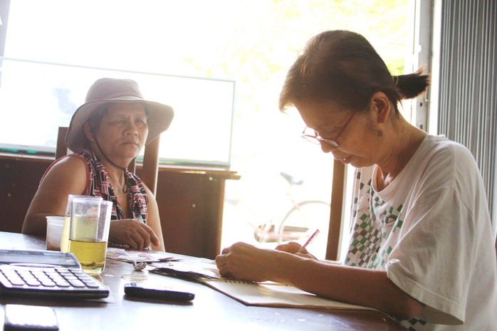 Cô Nguyễn Thị Huệ (phải) mở đại lý vé số giúp người nghèo